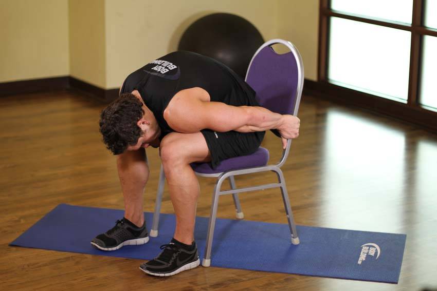 «Розтяжка плечей на стільці»: кадр 2 з 2