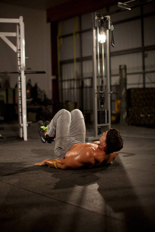 «Підйом ніг і таза лежачи на спині»: кадр 2 з 2